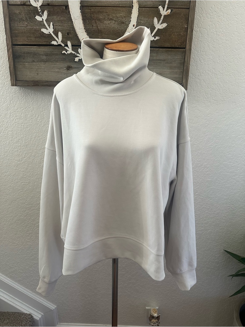 Lululemon athletica off white Relaxed Turtleneck Pullover softstreme size 10